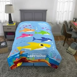 Franco Manufacturing Baby Shark "Shark Family" Twin/Full Comforter